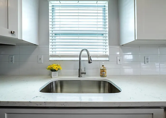 2bd 2ba Beachside W 3min To Beach! Apartment