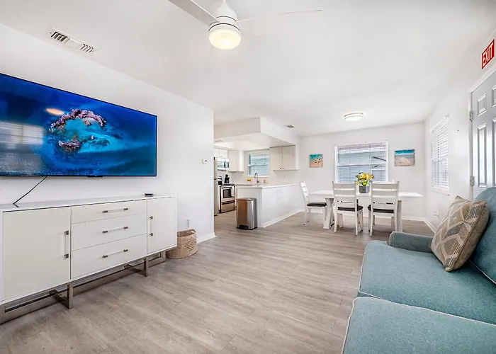 Apartment 2bd 2ba Beachside W 3min To Beach! Clearwater Beach