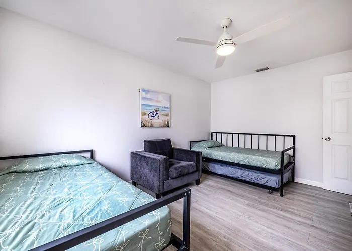 2bd 2ba Beachside W 3min To Beach! Apartment